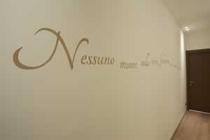 Scritta sul corridoio della casa funeraria